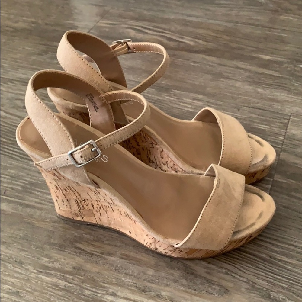 Sz 5 Strap Wedges Suede Beige Charles David
